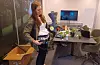 Biolog Silje Stenstad Nilsen viser fram ein av dei siste nyvinningane. Ein nyttedyr-blåsar som spreier dei gode hjelparane ut over plantane. Foto: Kjell Åsmund Sunde/ NPK