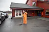 Karsten Skimmeland tok kosten i hendene og børsta bort småstein.FOTO: THOMAS VALLESTAD DRAGESET
