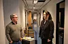 Einingsleiar helse og rehabilitering Kjartan Eidsvåg og kommunalsjef helse og omsorg Ingunn Toft konstaterer at vegger må rivast og heile røyropplegget skiftast ut. Foto: Einar Vestvik