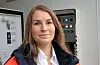 Ferja nærmar seg kaien og Maria Helene Hovda Bjerche er denne dagen klar til å vera med å senka kjørelemmen og vinka bilar i land.