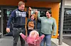 Tobias er endeleg blitt skulegut. Stolte foreldre er Jeanett og Christian, og veslesøstera Olivia er også med. Alle med etternamnet Salt Nesse.