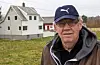 Ruben Goldmann framfor huset på Lid der han og familien budde gjennom storparten av andre verdskrigen.
