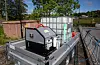 Pakkeløysing: Utstyret Sveio har kjøpt, er plassert på ein tilhengar. Det består av ein 1.000 liter vasstank, ein dieseldriven varmar, eit aggregat og slangar med munnstykke.
