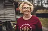 Nelly Marie Ytterli, medlem i Valldal Bygdekvinnelag og nestleiar i Møre og Romsdal bygdekvinnelag, meiner eit skikkeleg kakebord både er dekorativt og variert.
