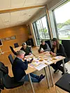 Her sit funksjonærane og kontrollerer laga sine løysingar undervegs, via kontakt på telefon.Frå venstre: Kjartan Eidsvåg, Tore Bøe Olsen, Jostein Førre og Elisabeth Nygaard. FOTO: PRIVAT