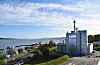 Rektifikasjonsanlegget på Hoff, også kalla sprittårnet, er eit landemerke i Gjøvik. Foto: Hoff