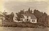 Bank, postkontor og telefonstasjon: I dette huset, bygd i 1850, var det Johannes Thomasson Førde, var med og starta Fjære sparebank i 1875. Han var ein initiativrik mann som drog i gong mange ting i bygda. I huset har det også vore postkontor og telefonstasjon. Det er blitt fortalt at Johannes som 10-åring gjekk på golvbjelkane og kommenterte til snekkerane/tømrarane at golvet var skeivt. Legg merke til posthornet over inngangsdøra.