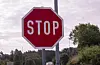 Politiet meiner bilføraren ikkje stoppa framfor dette skiltet.