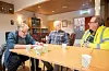 Eivind Aase, Øyvind Fiskaaen og Asbjørn Eilerås Nilsen hugsar tilbake til gamle dagar. Til hausten er det 50 år sidan Fiskaaen byrja som lærar på Sveio skule.FOTO: THOMAS VALLESTAD DRAGESET