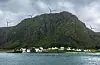 Tettstedet Ulla på Haramsøya i Ålesund kommune i Møre og Romsdal. Vindturbiner tilhørende Haram vindkraftverk på fjellet over Ulla.Foto: Halvard Alvik / NTB