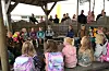 Førsteklasse samling i den såkalla «borga» ute på skuleplassen, foreldre i bakgrunnen.