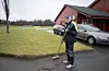 Leif Birger Sætre kostar utanfor Sambrukshuset.FOTO: THOMAS VALLESTAD DRAGESET