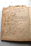 Bergljot Dørheim si husmorskulebok. Pensum var blant anna «Hva en husmor bør vite». om hvor stor et hjems inntekter er...