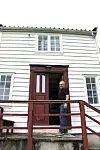 Thomas Førde ved inngangspartiet til barndomsheimen.