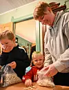 Jacob Stange-Simonsen laga popcornsau medan Askil Tvete Ravatn til venstre prøvesmakar. Foto: Sigrund Breistig