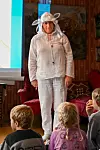 Anita Ramsdal som Sauen Lille bæ. – Trur dåke verkleg eg kan stole på Kakle kalkun? Foto: Sigrund Breistig