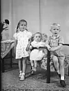 Ein gong familien var i Ølen (mora sin heimstad) blei Thomas og søstrene, Elise og Siri (t.v.), tekne med til fotografen. Reisemåten var som oftast buss til Tittelsnes, derifrå rutebåten «Sunnhordland» som gjekk først til Bjoa, deretter vidare til Ølen.