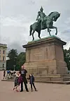 Erlend Søvik. Gratulerer så mye med farsdagen! Du er verdens beste pappa for oss! Hilsen Frida og Nora.