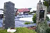 Komponisten Fartein Valen er gravlagd ved sida av foreldra sine på Valen kyrkjegard ved Valen kapell. Skrifta på foreldra sin gravstein er mest uleselig.Monumentet over misjonspionerane Arne og Dorthea Valen treng restaurering akkurat som bygningane dei let etter seg på Madagaskar.Foto: Einar Vestvik