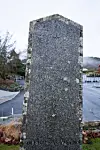 Komponisten Fartein Valen er gravlagd ved sida av foreldra sine på Valen kyrkjegard ved Valen kapell. Skrifta på foreldra sin gravstein er mest uleselig.Monumentet over misjonspionerane Arne og Dorthea Valen treng restaurering akkurat som bygningane dei let etter seg på Madagaskar.Foto: Einar Vestvik