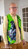 Stig Morten Bråthen i Haugesund poserer i ein vest med motiv som viser Madagaskar sitt nasjonaldyr – lemur. Vesten har han fått sydd under eitt av besøka sine der ute. Foto: Einar Vestvik