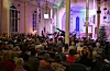 Valestrand kyrkje var stappfull, og parkeringsplassen overbelasta, då det vart arrangert minnekonsert for Arne Valen til inntekt for Kreftforeningen. Foto: Morten Vågset Møller