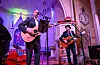 Ole Morten Velde (t.v.) fekk med seg Tom Roger Aadland på gitar medan han framførte eigne versjonar av ulike låtar. Foto: Morten Vågset Møller