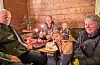 Fleire hadde teke turen innom for å sjå korleis tinghuset såg ut. Frå venstre: Kjell Birger Grutle, Hans Ole Hidle, Alexandra Westergaard Hidle, Haakon Nygaard og Britt Helen Kallevik Grutle. Foto: Morten Vågset Møller
