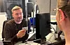 Førstekonsulent Magnus Breidvik hjelper kunde som ønsker nasjonalt ID-kort. Foto: Politiet