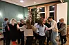 Mange vart med rundt juletreet, og farten auka i takt med melodiane. God trim ein søndagskveld. Foto: Elisabeth Hauge Bakke