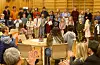Elevane ved Auklandshamn skule innleia aksjonsdagen med sang for dei frammøtte. Foto: Einar Vestvik