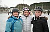 Sina Elise Nerland, Eliza Petzale og Charlotte Eriksen fortel at dei har brukt skeisebanen aktivt siste veka også på skulen. Foto: Sigrund Breistig