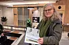 Oddrun Midtbø med boka om det mørkaste kapittelet om norsk psykiatri. Foto: Jan Inge Fardal / NPK