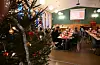 Eit vakkert pynta tre på Bråtveit bedehus. Den aller siste juletrefesten før huset vert lagd ut for sal i løpet av januar/februar 2026. Foto: Elisabeth Hauge Bakke
