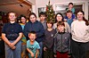 Heile storfamilien samla framfor juletreet. Frå venstre: Veronica (18), Karianne (43), Karoline (18), Jørgen (6), Martin (13), Teodor (11), Julie (14), Daniel (9), John Haktor (43), Noah (2) og Martine (16). Foto: Thomas Førde
