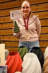 – Eg er overvelda over alle som handlar, seier Marita Lundegaard, som selde vasar og julefigurar ho og ektemannen hadde laga med hjelp av 3D-printer. Foto: Sigrund Breistig