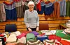 Brit Karin Bruvik frå helselaget selde varme plagg strikka av medlemmer i Einstadbøvoll helselag. Foto: Sigrund Breistig
