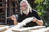 – Det er viktig å ta vare på vakre detaljar i gamle hus, seier TV-handverkaren Einar Nilsson. Foto: Jan Inge Skogheim / Fotspor Film.