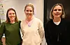 Smilande damer i kafeen. Frå venstre: Jofrid Valen, Monica Vandaskog Valen og Beathe Susanne Haugland. Foto: Sigrund Breistig