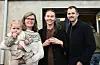 Frå venstre Heidi Selsås med Jenny Selsås Halleraker på armen, saman med Maria Selsås og Jone Halleraker. Alle frå Sveio, og besøkte julemarknaden på Oa medan dei var på hytta si i nærleiken. Foto: Sigrund Breistig