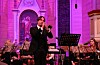 Preston James Kingsley opna konserten med stykket «Vita Lux». Kingsley er dirigent for Valestrand Mannskor. Han kjem frå California, er utdanna musikklærar, og underviser til dagleg i musikkfag og engelsk ved Stord vidaregåande skule. Foto: Sigrund Breistig