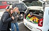 Julianne Rommetveit (t.v.) og Jenny Haldin hadde stappet bilen full av fruktkurver for å glede ulike sveibuer på MOT til å glede-dagen, personer de mener gjør en god innsats for lokalsamfunnet. Foto: Morten Vågset Møller