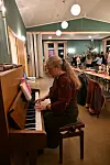 Dyktige Kristi Matre spela piano på juletrefesten. Foto: Elisabeth Hauge Bakke