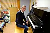 Førsteamanuensis Anders Eidsten Dahl skulle gjerne utdanna fleire organistar. Her sit han ved eit spesialbygd piano med pedalar på kontoret sitt på Musikkhøgskulen. Foto: Emil Askvik Hosøy / NPK