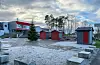 Måndag kom salsbodene på plass på Sveiotorget, og tysdag føremiddag kom julegrana. Den er henta i skogen til varaordførar Ruth G. Ø. Eriksen. Foto: Ellen Marie Hagevik