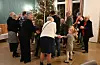 Det å sjå og å høyre denne fine gjengen gå rundt juletreet var som ei litt forseinka julegåve: ei stor glede for oss få som berre såg på dei. Foto: Elisabeth Hauge Bakke