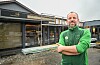 Butikksjef Stig Runar Tveit ved Kiwi Sveio ser fram til at butikken får et nytt ansikt og utvider inn i de gamle lokalene til Sveio Blomster og Gaver. Foto: Morten Vågset Møller