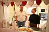 Torbjørn Selsås og Cecilie Bruås sørga for mykje godt i kafeen. Foto: Sigrund Breistig