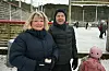 Grethe og Asbjørn Natås kosa seg på skøytedagen saman med barnebarna. Grethe rosar brannvesenet for mange dugnadstimar på seine kveldar.Foto: Sigrund Breistig