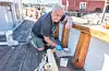Willy Mjånes, leiar av skriftnemda, i sving med målarkosten om bord på «Nyfalken». Arkivfoto: Torstein Tysvær Nymoen